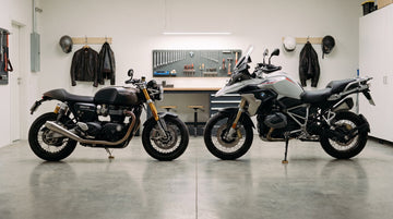 Deux motos côte à côte dans un garage moderne