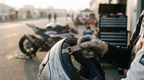 Attache de casque moto : pourquoi le MotoGP impose la Double D