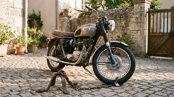 Moto sécurisée par une chaîne reliée à un arceau de stationnement