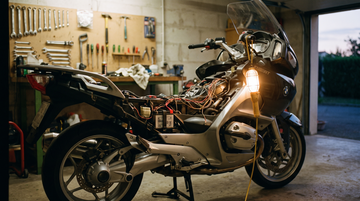 Traceur GPS moto et batterie : ce qu'il faut savoir sur la consommation