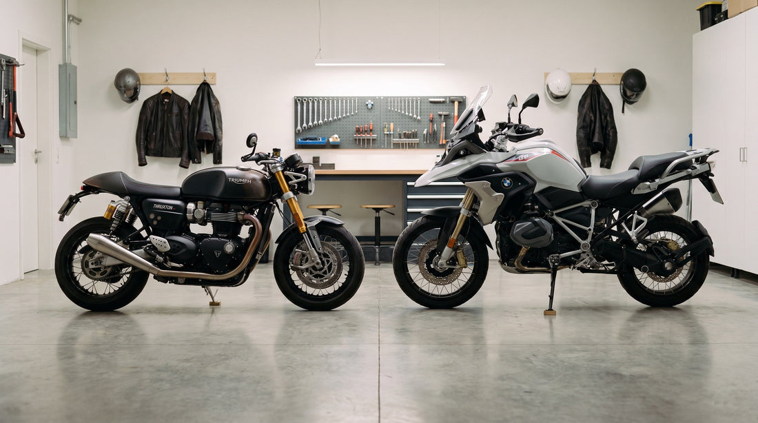 Deux motos côte à côte dans un garage moderne