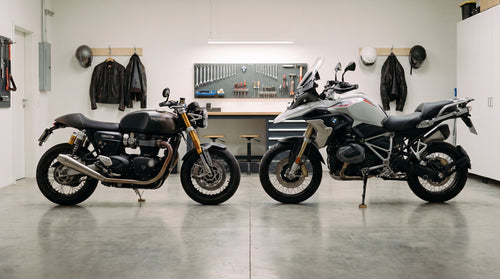 Deux motos côte à côte dans un garage moderne