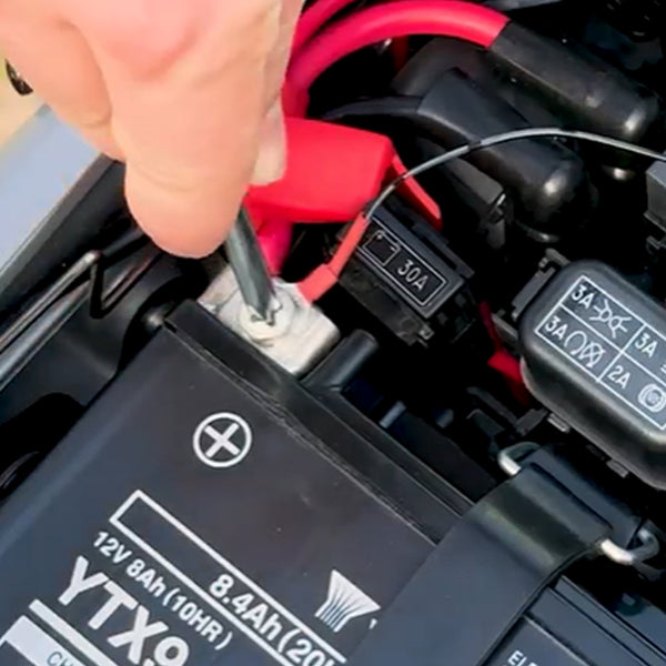 Glissez les 2 connecteurs à la batterie